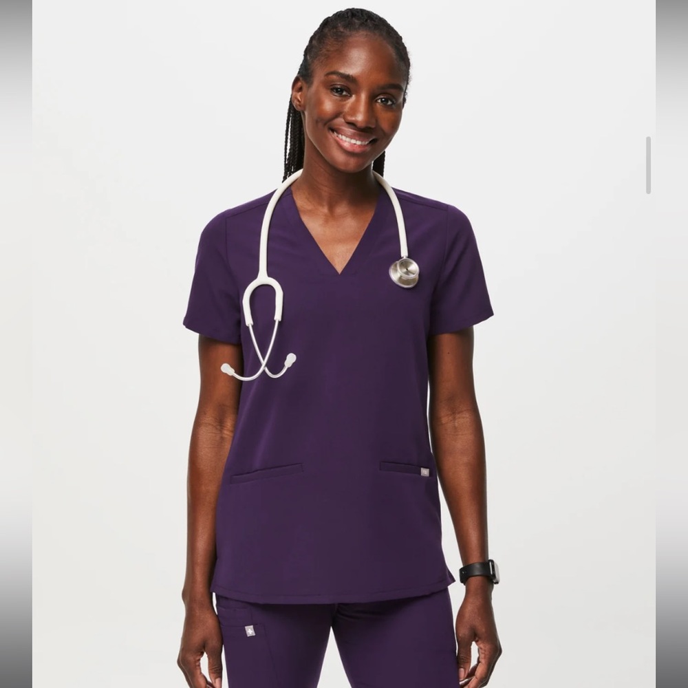 Purple Jam Casma™ - Three-Pocket Scrub Top

M - Purple Jam